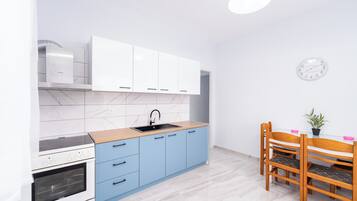 Kjøleskap, ovn, kokeplater og kaffetrakter/tekoker