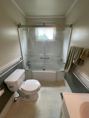 مجففات شعر، مناشف، صابون، ورق حمّام