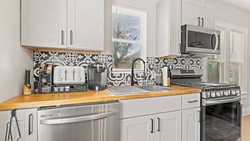 Frigorifero, microonde, forno, piano cottura