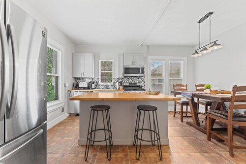 A nice Hacienda in central Waco!