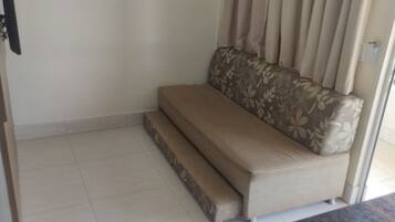 Appartement | Woonruimte | Een 32-inch lcd-televisie met kabelzenders