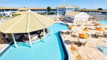 10 piscinas al aire libre, sombrillas, sillones reclinables de piscina