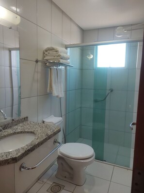 Un bagno con servizi igienici, lavabo e doccia.