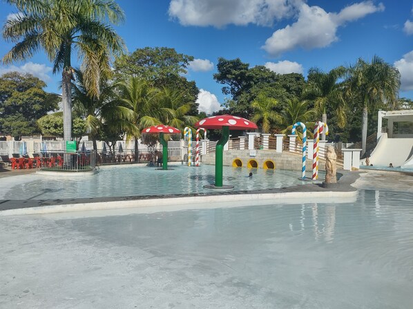 A water park with slides, a pool, and play structures. - Lacqua Di Roma via Roberto Imoveis (Caldas Novas)