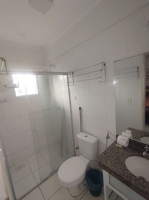 Appartamento Superior | Bagno | Soffione a pioggia, asciugamani, sapone, carta igienica