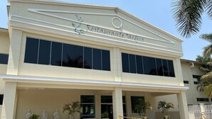 A building with a sign reading 'Restaurante Jardins.' It has a two-story structure with large windows and a covered entrance area. - Lacqua Di Roma via Roberto Imoveis (Caldas Novas)