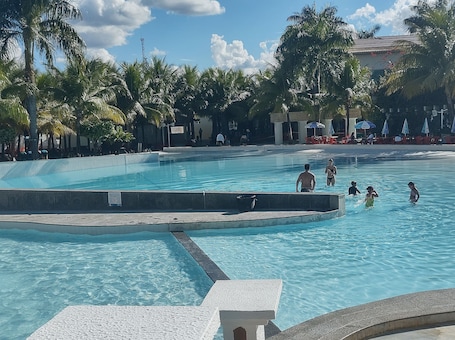 10 piscinas al aire libre, sombrillas, sillones reclinables de piscina