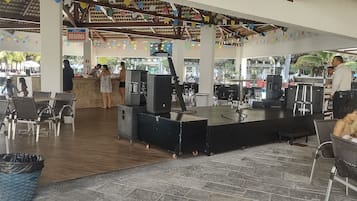 Apartamento superior | Bar (na propriedade)