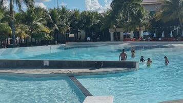 10 piscinas al aire libre, sombrillas, sillones reclinables de piscina
