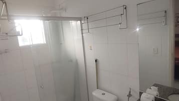 Apartamento superior | Banheiro | Chuveiro com efeito de chuva, toalhas de banho, sabonete
