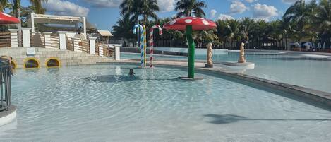 Apartamento superior | Piscina | 10 piscinas externas, guarda-sóis, espreguiçadeiras