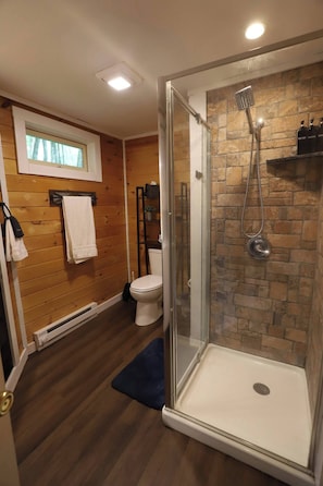 Shower, hair dryer, towels, soap - Bear Lodge Cabin Cozy Mountain Retreat, Banner Elk (Banner Elk)