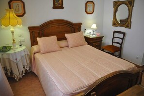 Quarto casal, vista para a cidade | Wi-Fi de cortesia, roupa de cama
