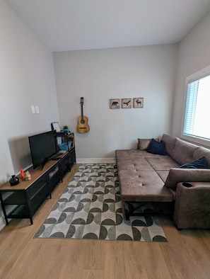 Smart TV, video games, books, stereo - Cozy Private 1- Bedroom Suite in Westhills (Langford)