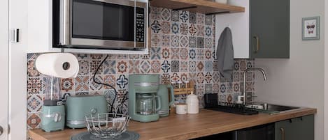 Kjøleskap, mikrobølgeovn, kaffetrakter/tekoker og vannkoker