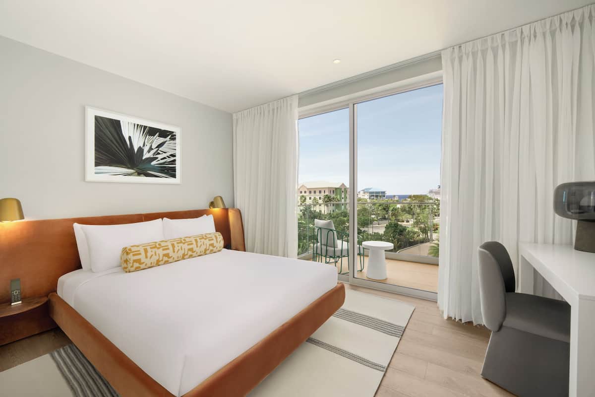 Dawn Suite, 1 Queen Bed, Living Area, Kitchen | Két bảo mật tại phòng, khu vực làm việc phù hợp cho laptop
