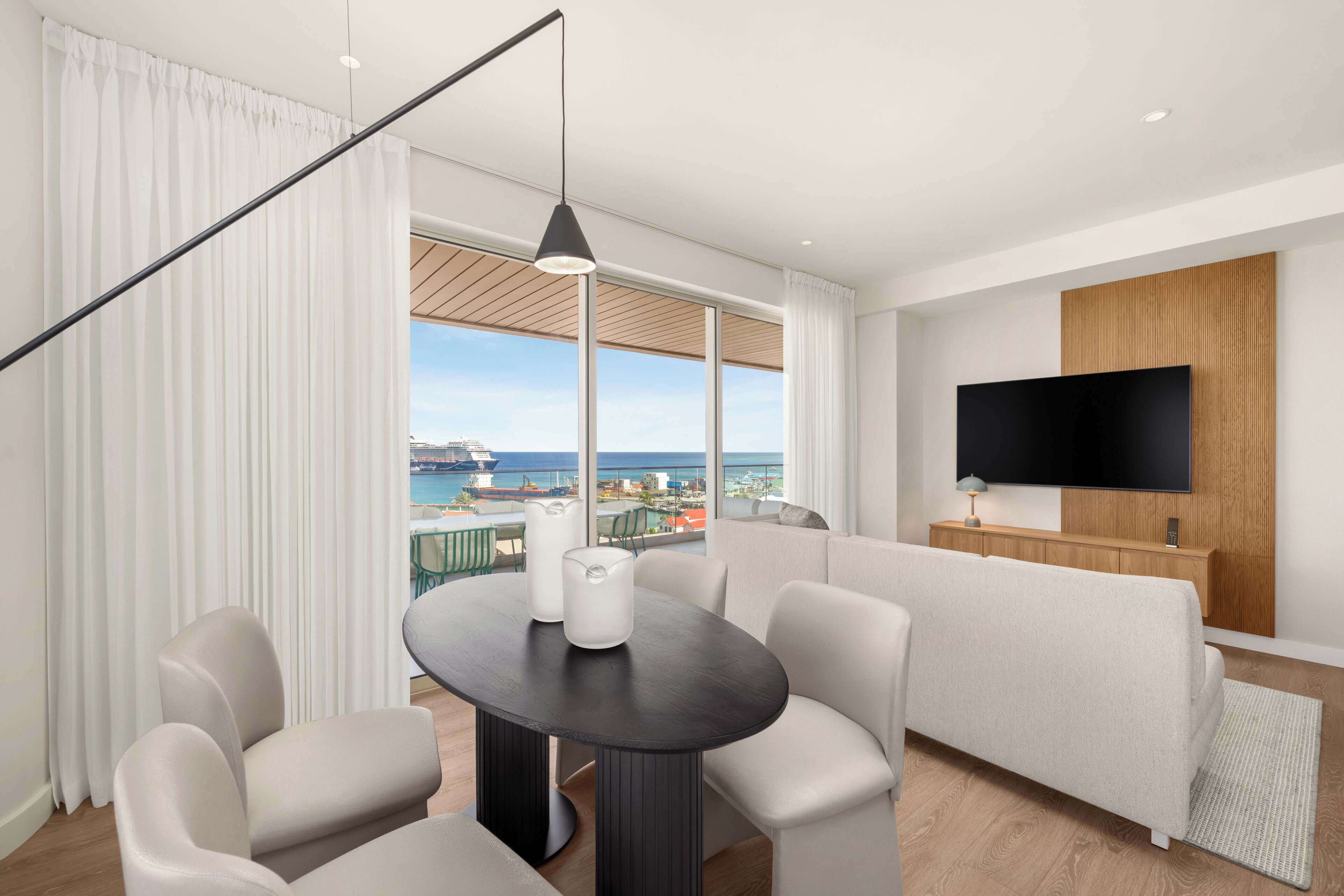 11 Aurora Sky Suite | Woonruimte | Een 65-inch smart-tv met digitale zenders en boeken