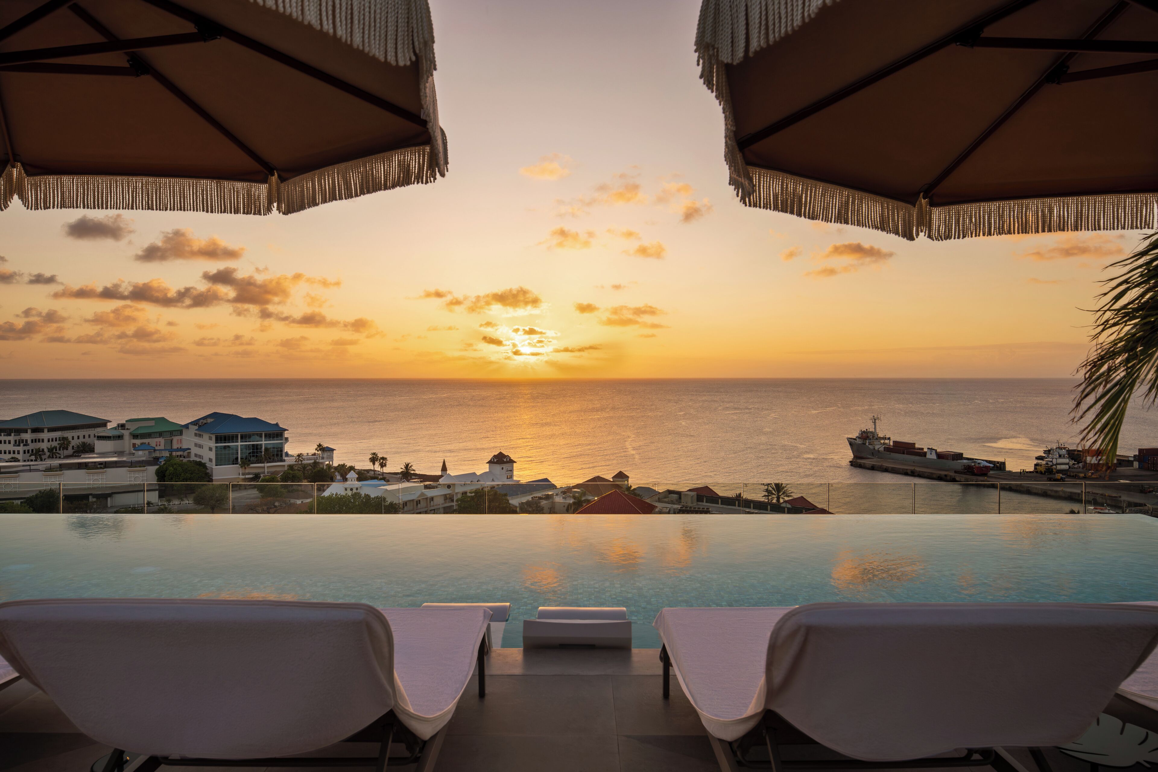 2 outdoor pools