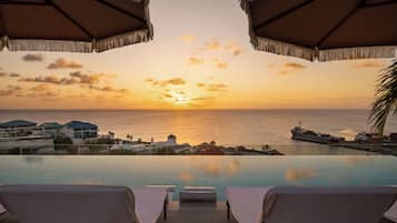 2 outdoor pools