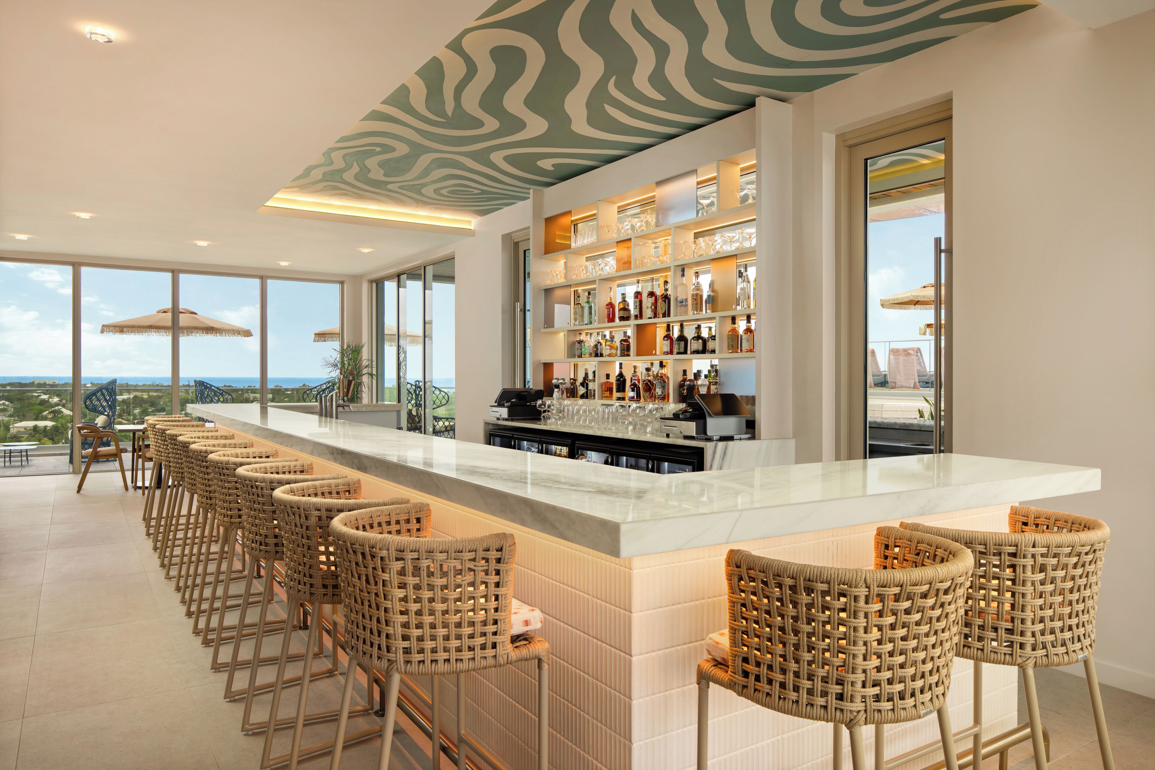 2 bars/lounges