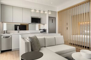 Radiance Rise Suite, 1 King Bed, 1 Sofa Bed, Living & Den Area, Kitchen | Oppholdsområde | En 65-tommers smart-TV med digitale kanaler samt bøker