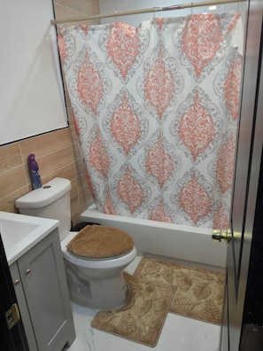 Serviettes fournies, papier toilette