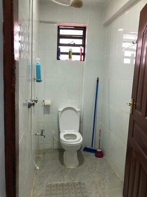 Deluxe-Apartment | Badezimmer | Dusche, Hausschuhe, Handtücher, Seife