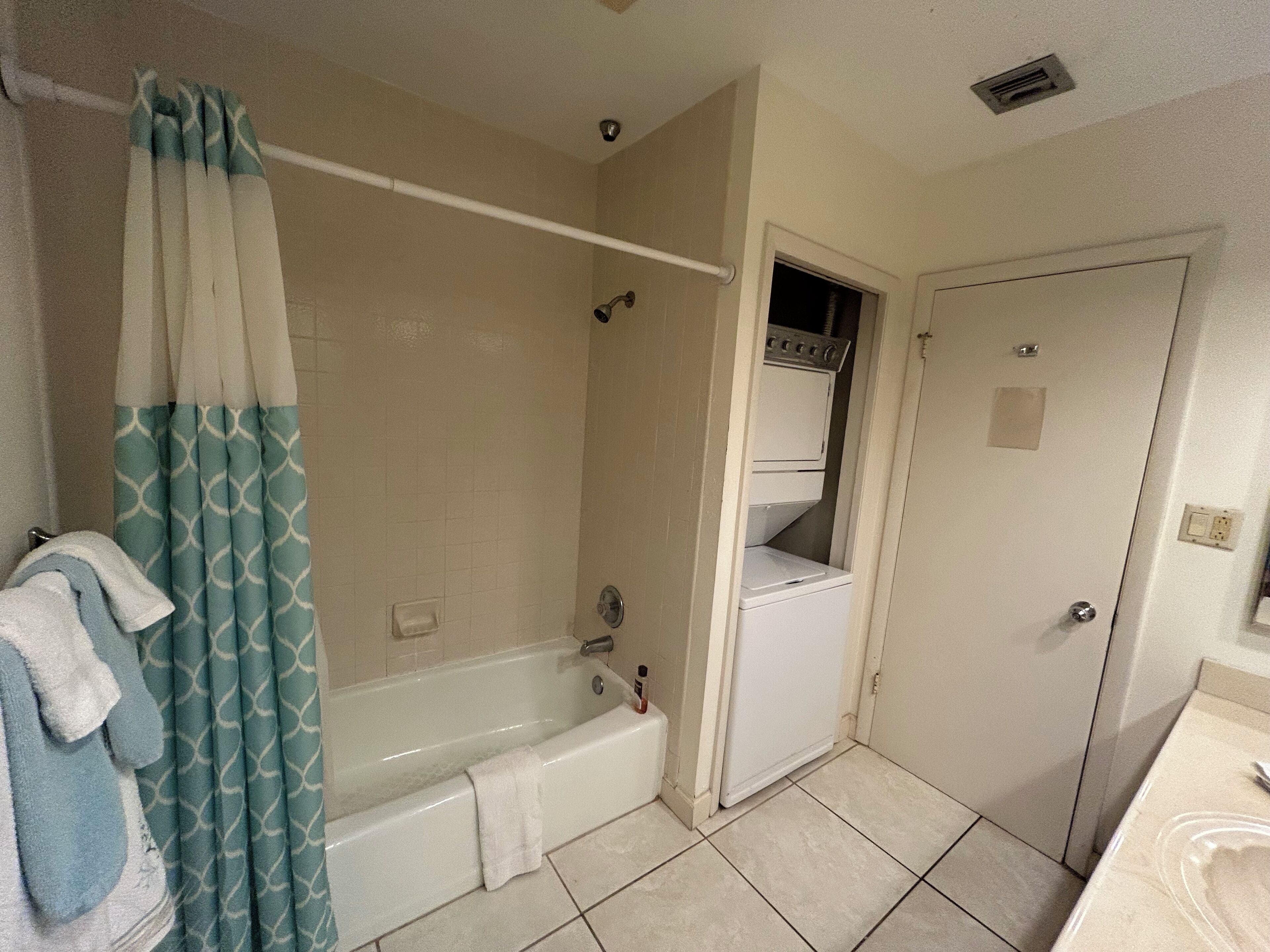 Un baño con bañera, ducha e inodoro.