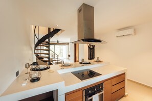 Réfrigérateur, micro-ondes, four, plaque de cuisson