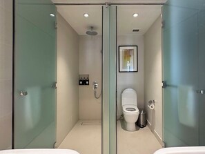 Dusche, Haartrockner, Bidet, Handtücher