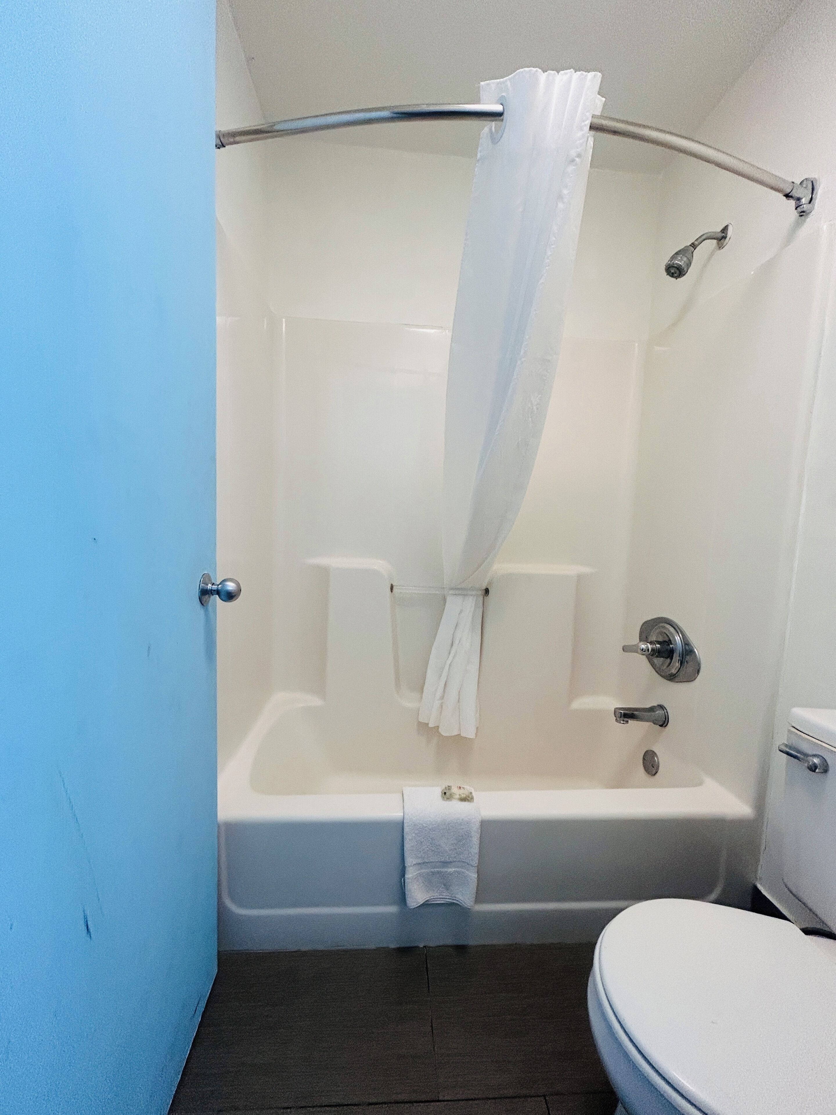 Amenidades de baño gratuitas, secadora de cabello, toallas 