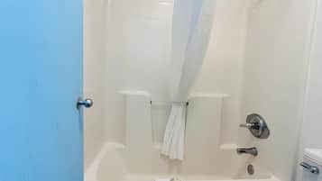 Amenidades de baño gratuitas, secadora de cabello, toallas
