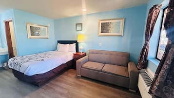 Habitación, 1 cama Queen size (Pull out) | Escritorio, tabla de planchar con plancha, wifi gratis y ropa de cama