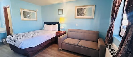 Habitación, 1 cama Queen size (Pull out) | Escritorio, tabla de planchar con plancha, wifi gratis y ropa de cama