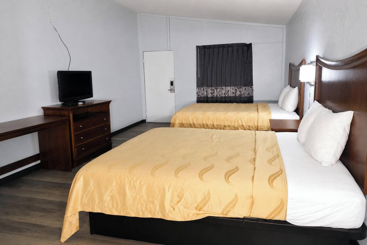 Desk, iron/ironing board (on request), WiFi (free), bed sheets
