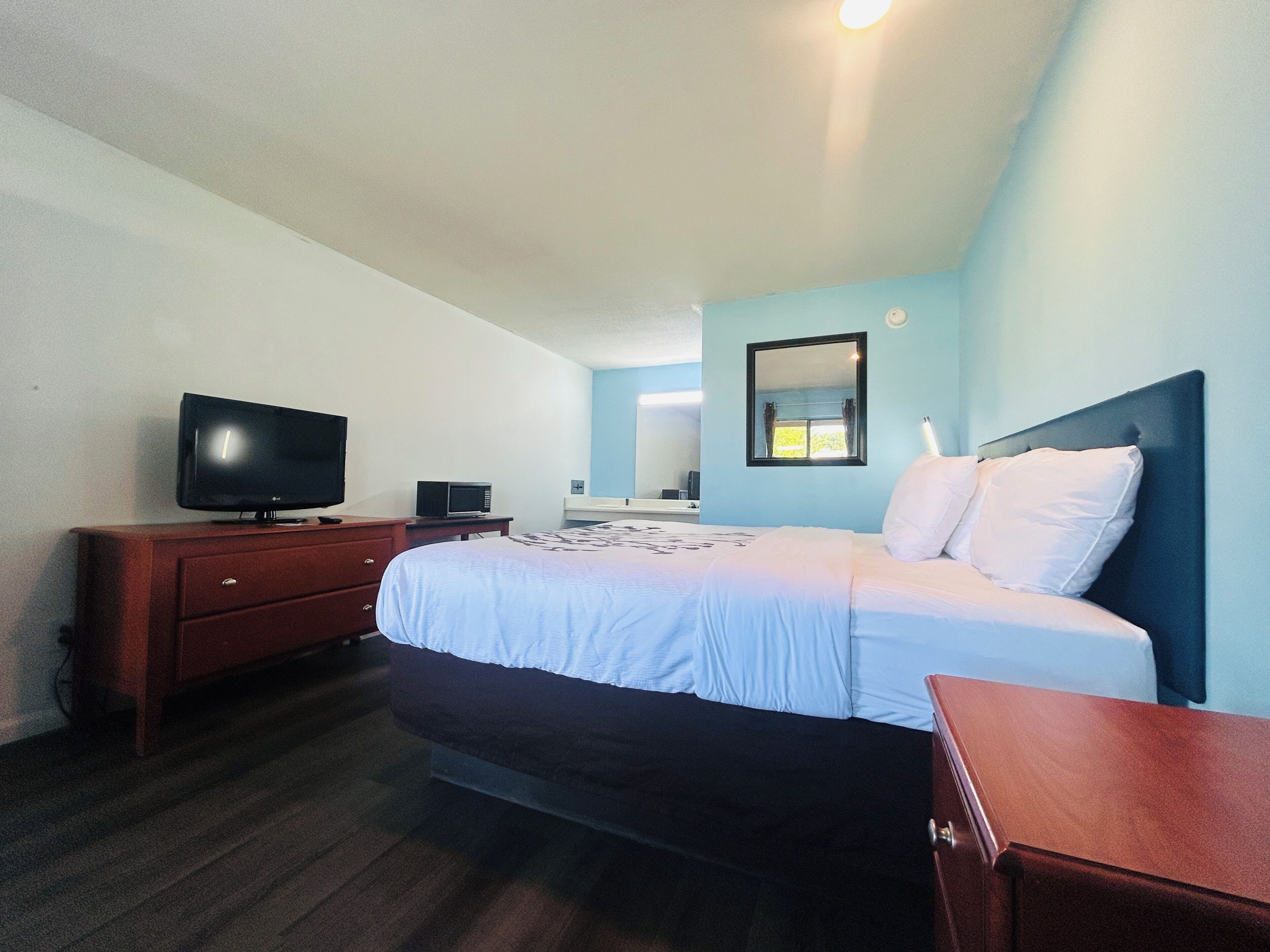 Desk, iron/ironing board, free WiFi, bed sheets