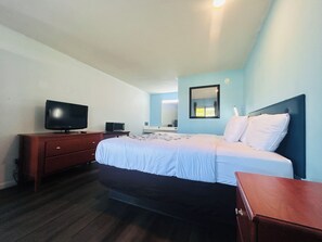 Desk, iron/ironing board, free WiFi, bed sheets - Mountain View Inn Irvine Near Richmond KY (Irvine)