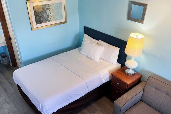 Room, 1 Queen Bed (Pull out) | Desk, iron/ironing board (on request), WiFi (free), bed sheets