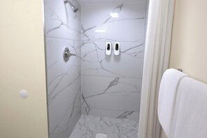 Free toiletries, hair dryer (on request), towels - Mountain View Inn Irvine Near Richmond KY (Irvine)