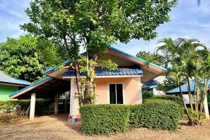 A single-story building with a blue roof and a covered porch. - Chalalai Resort Kham Chanot By Zuzu (Ban Dung)