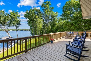 Terrace/patio - Lakefront Retreat w/ Kayaks • Firepit • Sleeps 11 (Mooresville)