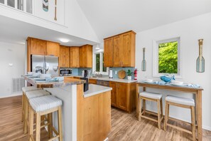 Fridge, microwave, oven, stovetop - Lakefront Retreat w/ Kayaks • Firepit • Sleeps 11 (Mooresville)
