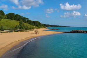 Beach - Spacious Home Near Lake Michigan with Peaceful Backyard (Lake Forest)