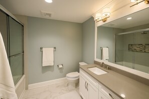 Douche, sĂšche-cheveux, serviettes fournies, savon