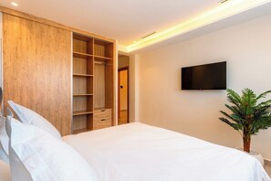 4 bedrooms, desk, iron/ironing board, free WiFi
