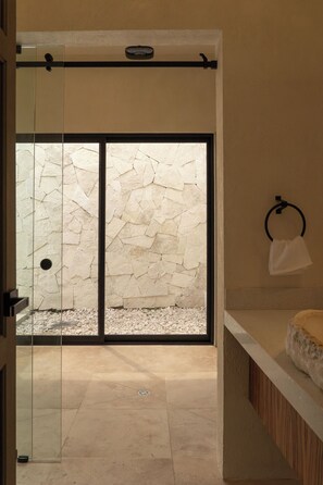 Dusj, håndklær, såpe og toalettpapir