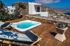 Banyera d'hidromassatge a l'aire lliure