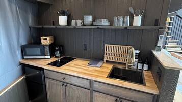 Réfrigérateur, vaisselle et ustensiles