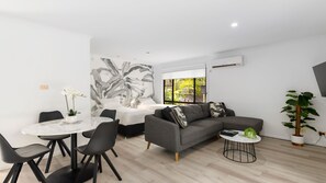 Living area - Tropical Spa Bure 19 - Aanuka Resort (Coffs Harbour)