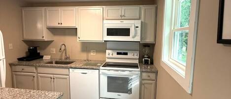 Een koelkast, een microgolfoven, een oven, een kookplaat